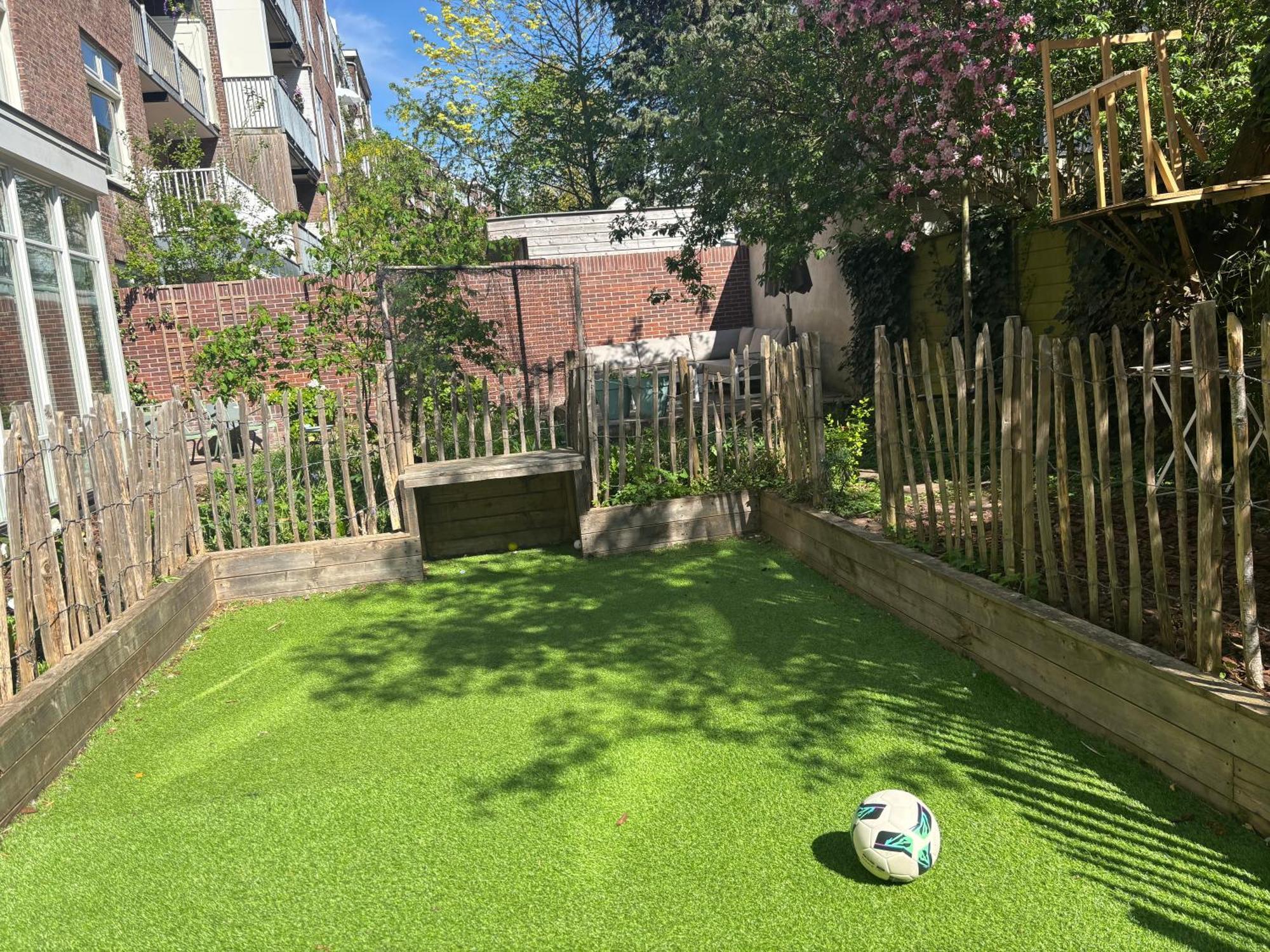 Apartment Spacious With Garden In Centre *