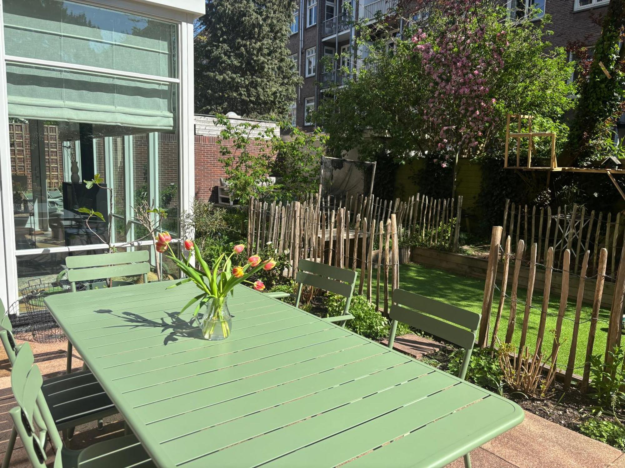 Spacious With Garden In Centre *